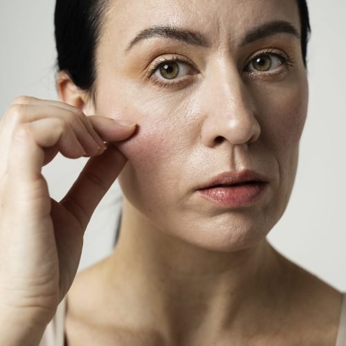 brunette-woman-holding-her-cheek